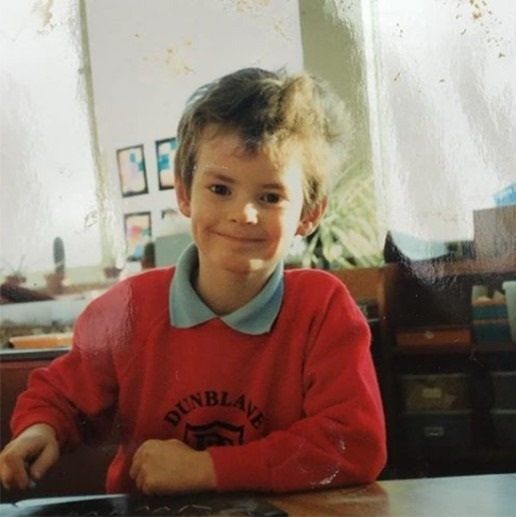 Andy concurría a la Dunblane Primary School (en la foto, con el buzo de la misma) y sobrevivió a la matanza que se produjo el 13 de marzo de 1996 porque se escondió debajo del escritorio de la dirección de la escuela. Años después, recordaría que, sollozando, junto con sus compañeros de clase cantaron canciones en voz baja, para ahogar los ruidos de los disparos.