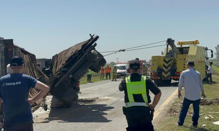 Un camión volcado en plena Autovía 19 mantuvo el tránsito totalmente cortado durante 10 horas.