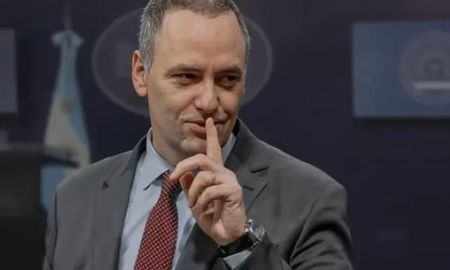 La investigación por enriquecimiento ilícito del jefe de Gabinete, Manuel Adorni, continúa revelando nuevos desembolsos que no coinciden con sus ingresos: en estas últimas horas se conoció que su patrimonio acumula, entre gastos y deudas, más de 800.000 dólares. La investigación por enriquecimiento ilícito del jefe de Gabinete, Manuel Adorni, continúa revelando nuevos desembolsos que no coinciden con sus ingresos: en estas últimas horas se conoció que su patrimonio acumula, entre gastos y deudas, más de 800.000 dólares.