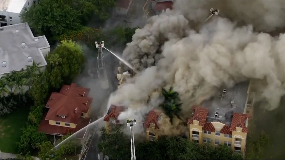 Las autoridades investigan un posible tiroteo en el edificio del incendio. Las autoridades investigan un posible tiroteo en el edificio del incendio.