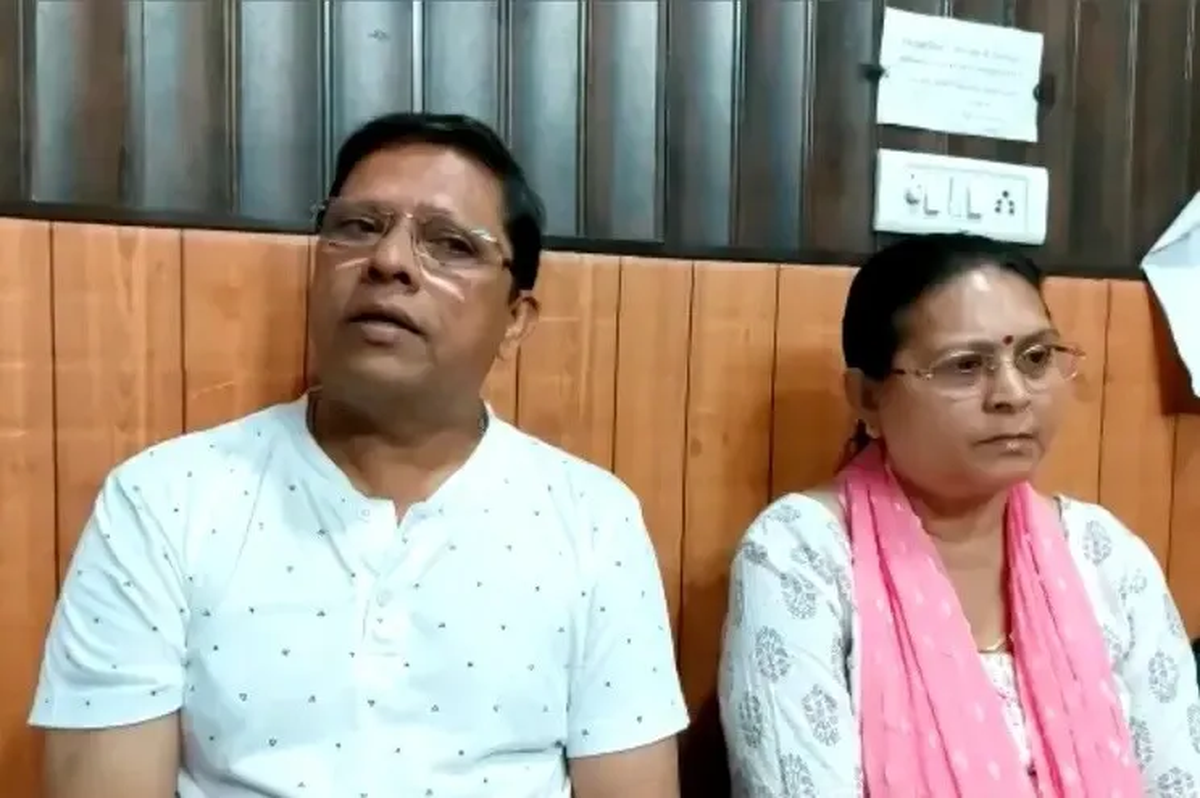 Sanjeev y Sadhana Prasad denunciaron a su hijo Shrey Sagar y asu esposa por no haberle dado un nieto en seis años. 