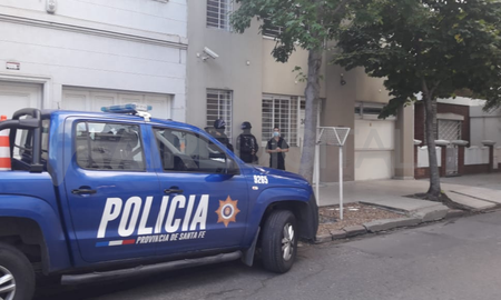 El viernes, mediante un allanamiento autorizado por el juez Jorge Patrizi, policías de la Comisaría Primera irrumpieron en el domicilio del letrado. El viernes, mediante un allanamiento autorizado por el juez Jorge Patrizi, policías de la Comisaría Primera irrumpieron en el domicilio del letrado.