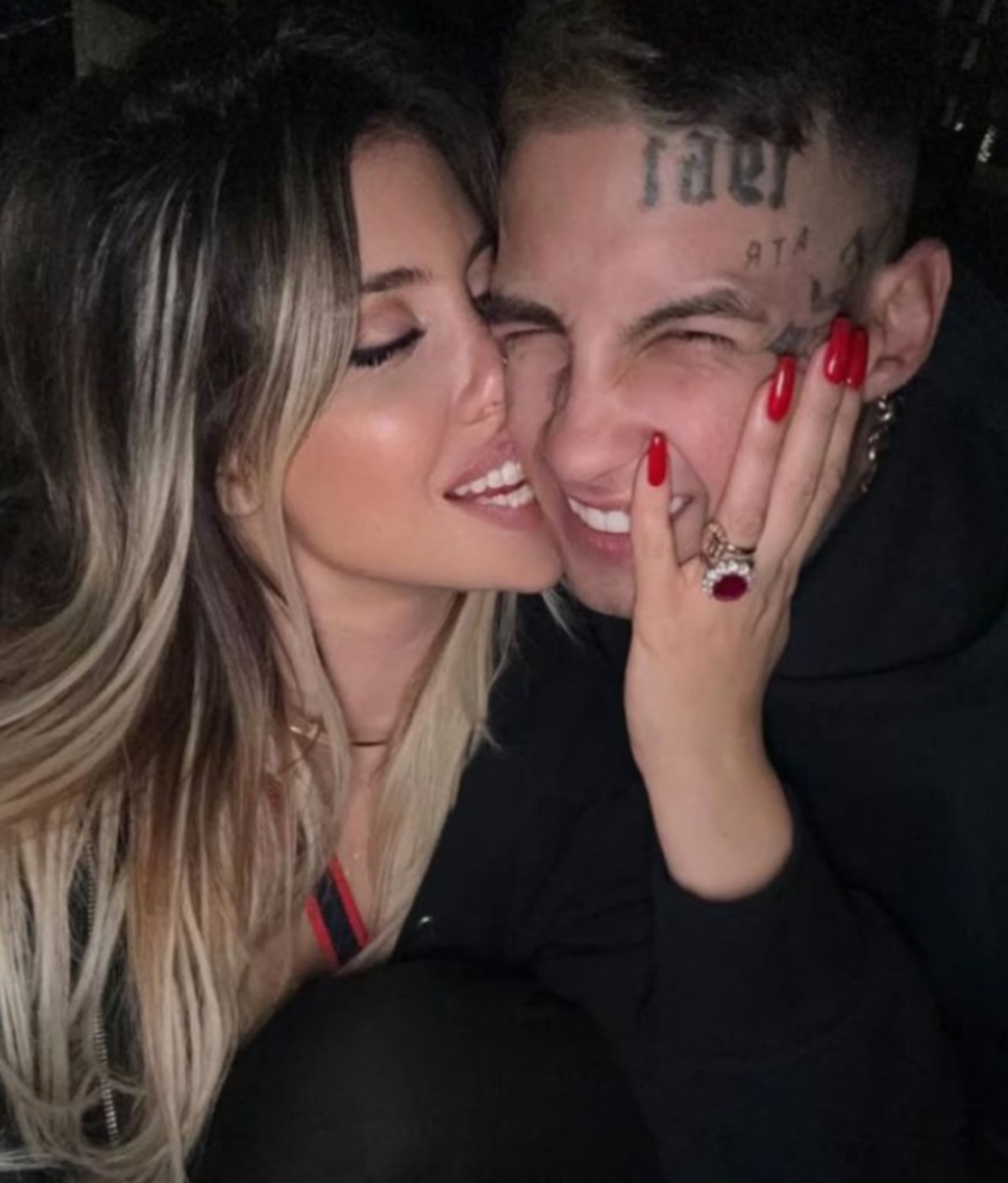 Wanda Nara lució un llamativo anillo de diamantes en su dedo anular izquierdo. Wanda Nara lució un llamativo anillo de diamantes en su dedo anular izquierdo.