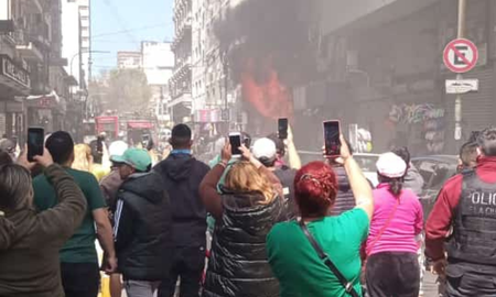 300 evacuados tras un incendio en cuatro locales de barrio Once. 300 evacuados tras un incendio en cuatro locales de barrio Once.