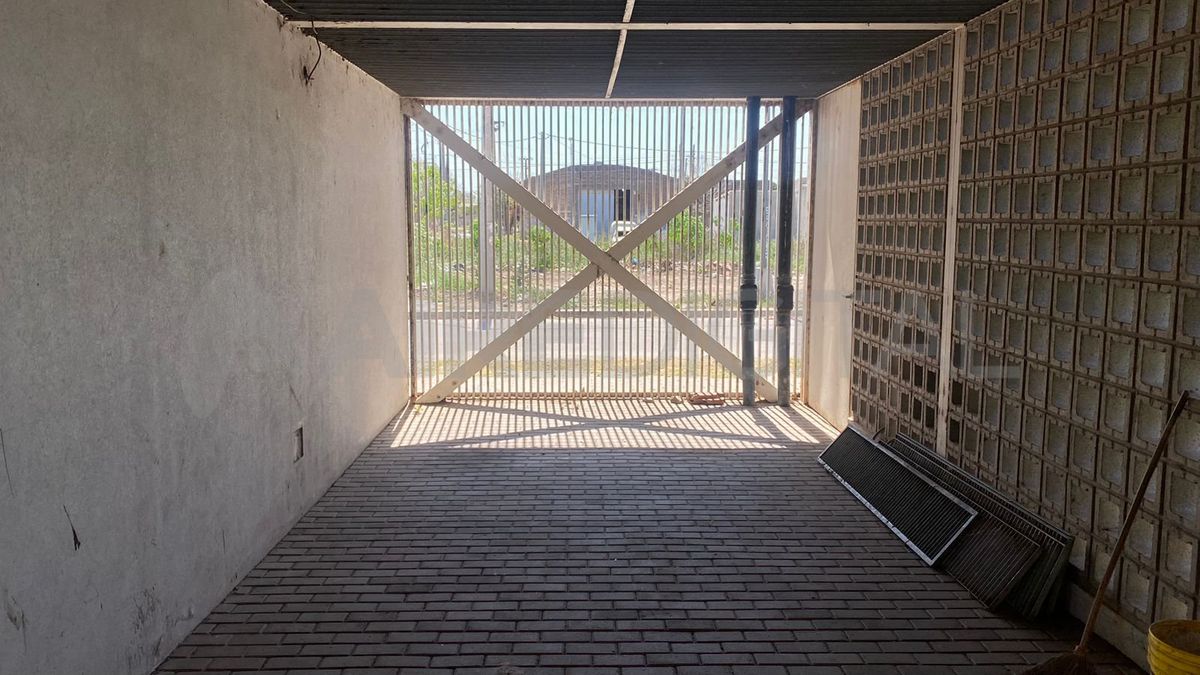 Tras el reclamo de los vecinos, desobstruyeron la red cloacal de barrio Coronel Dorrego