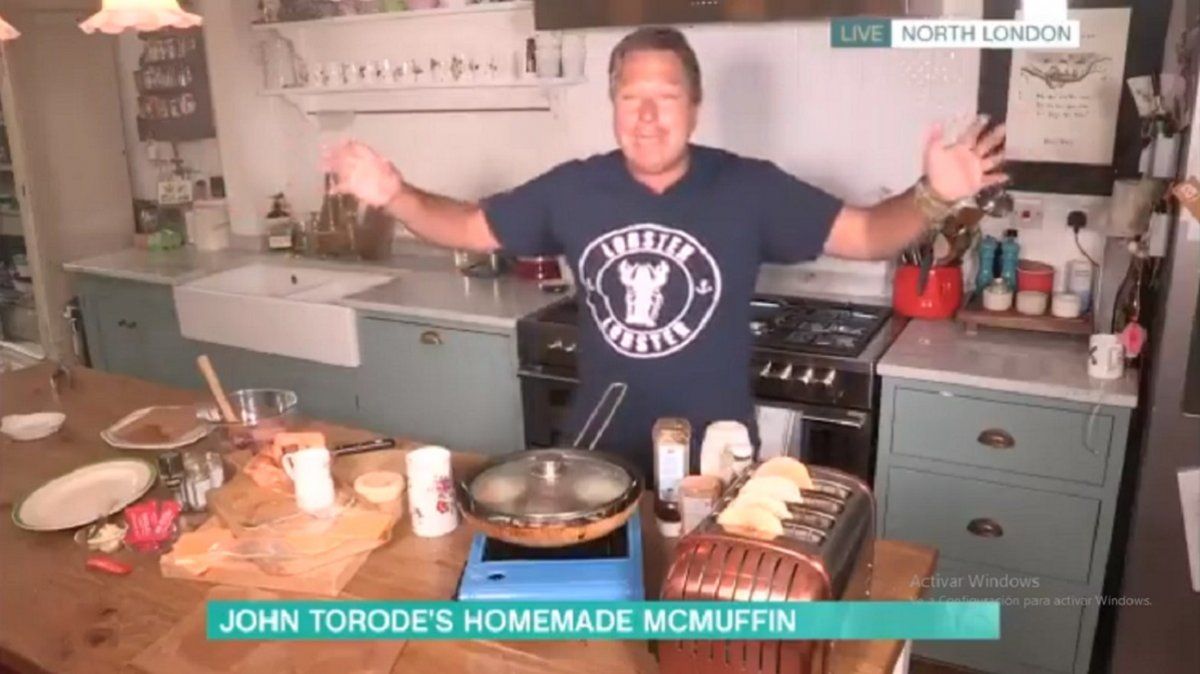 Video: cocinaba en la tele, se descuidó y casi provoca un incendio