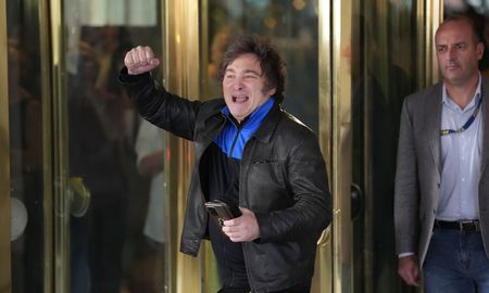 El presidente electo, Javier Milei, al retirarse del Hotel Libertador el domingo 26 de noviembre del 2023. El presidente electo, Javier Milei, al retirarse del Hotel Libertador el domingo 26 de noviembre del 2023.