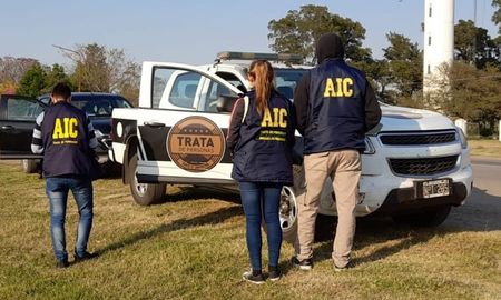 https://www.airedesantafe.com.ar/policiales/imputaron-los-diez-hombres-detenidos-una-violacion-manada-pilar-n225170Agentes de Trata realizaron los nueve allanamientos con los que se detuvo a los diez hombres que quedaron imputados por abuso sexual con acceso carnal calificado. https://www.airedesantafe.com.ar/policiales/imputaron-los-diez-hombres-detenidos-una-violacion-manada-pilar-n225170Agentes de Trata realizaron los nueve allanamientos con los que se detuvo a los diez hombres que quedaron imputados por abuso sexual con acceso carnal calificado.