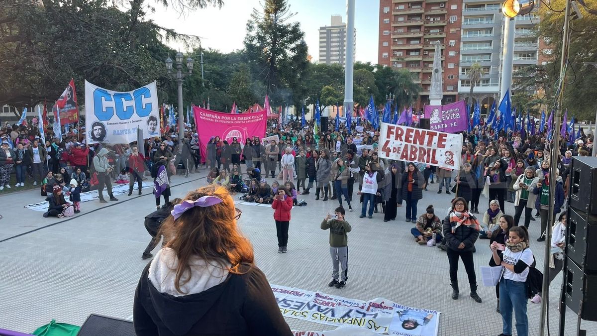 Agrupaciones y movimientos sociales formaron parte de la marcha Ni Una Menos, cuya consigna principal este año fue