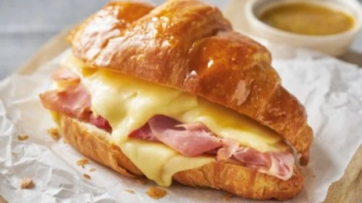 Medialunas de jamón y queso.