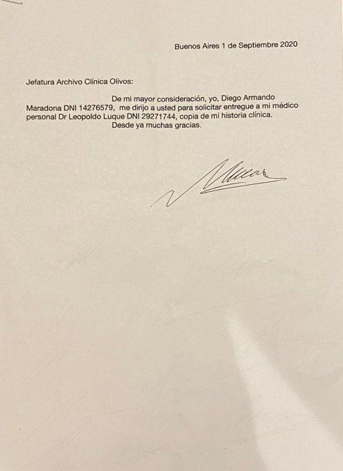 El primer documento es una carta dirigida a la Jefatura Archivo Clínica Olivos para que se le entregue “a mi médico personal Dr Leopoldo Luque mi historia clínica”. Debajo del breve texto hay una firma que, supuestamente, debía ser de Maradona.