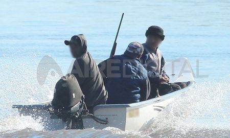 Grupos de cazadores son vistos a plena luz del día en las islas del río Paraná. Grupos de cazadores son vistos a plena luz del día en las islas del río Paraná.