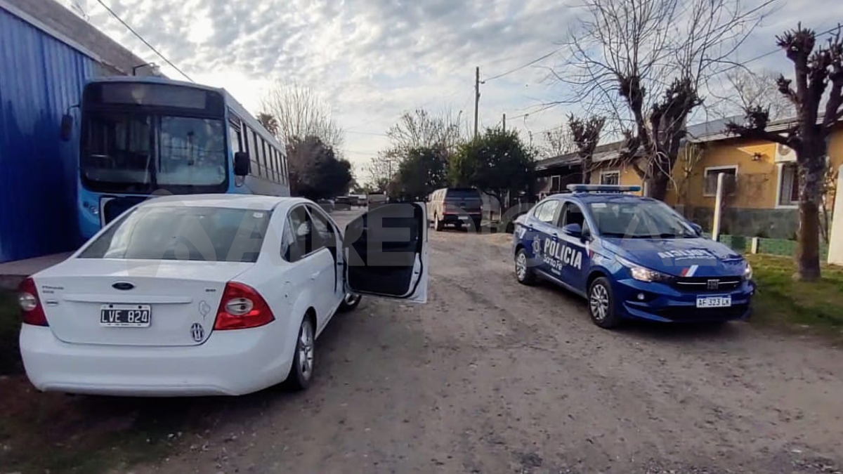 Los atacantes se trasladaban en un vehículo Ford Focus de color blanco con pedido de secuestro.