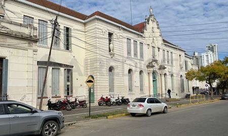Tras las amenazas viralizadas a través de TikTok y de llamados falsos, se levantó la custodia policial de la escuela Almirante Brown. Tras las amenazas viralizadas a través de TikTok y de llamados falsos, se levantó la custodia policial de la escuela Almirante Brown.