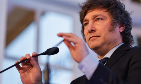 Milei anunció medidas clave que incluyen la emisión de billetes de alta denominación y la introducción de un nuevo impuesto. Milei anunció medidas clave que incluyen la emisión de billetes de alta denominación y la introducción de un nuevo impuesto.