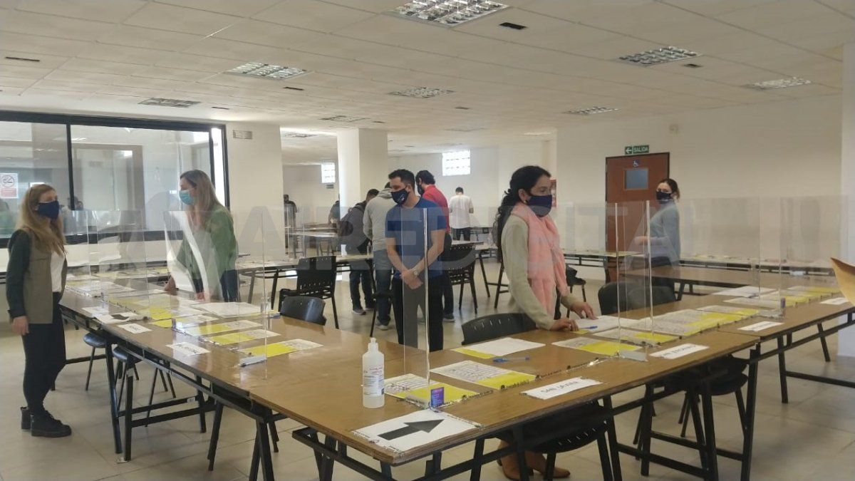 En las instalaciones del Tribunal Electoral de Santa Fe se presentaron las boletas preliminares que se utilizarán en las Paso el próximo 12 de septiembre.