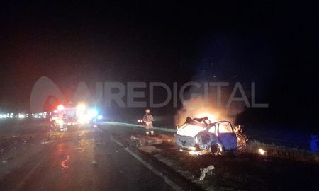 El auto se incendió luego del fuerte impacto con el camión en la ruta nacional 34. El auto se incendió luego del fuerte impacto con el camión en la ruta nacional 34.