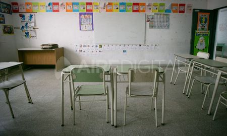 Las escuelas vuelven a cerrar sus puertas en Rosario y San Lorenzo por siete días. Las escuelas vuelven a cerrar sus puertas en Rosario y San Lorenzo por siete días.