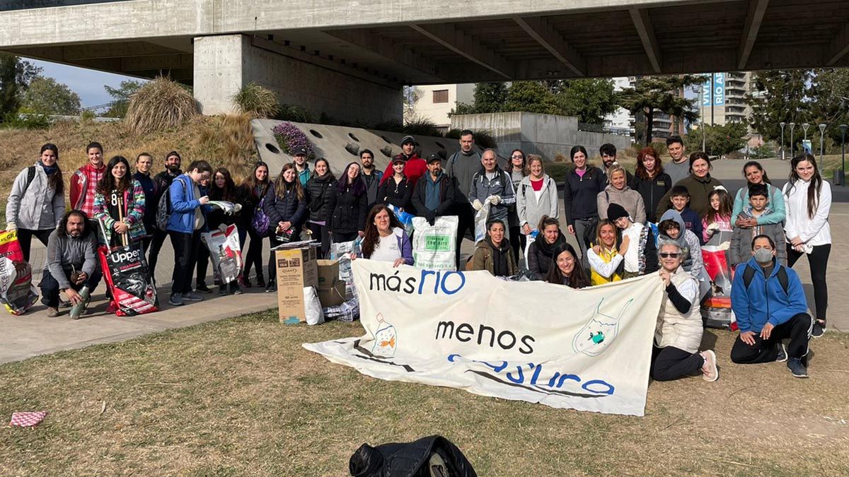 El colectivo socioambiental “Más Río Menos Basura” realiza jornadas periódicas de limpieza y recolección de residuos en las costas del Paraná.