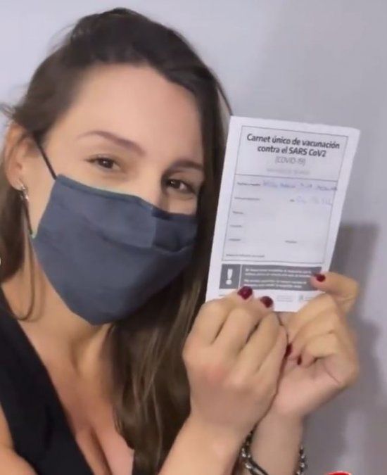 Pampita se vacunó contra el coronavirus.