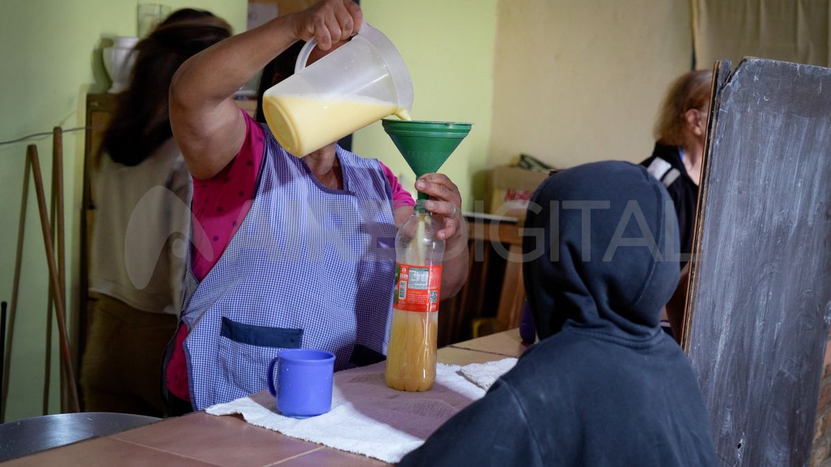 Las cocineras reparten las raciones a todos los que se acercan.
