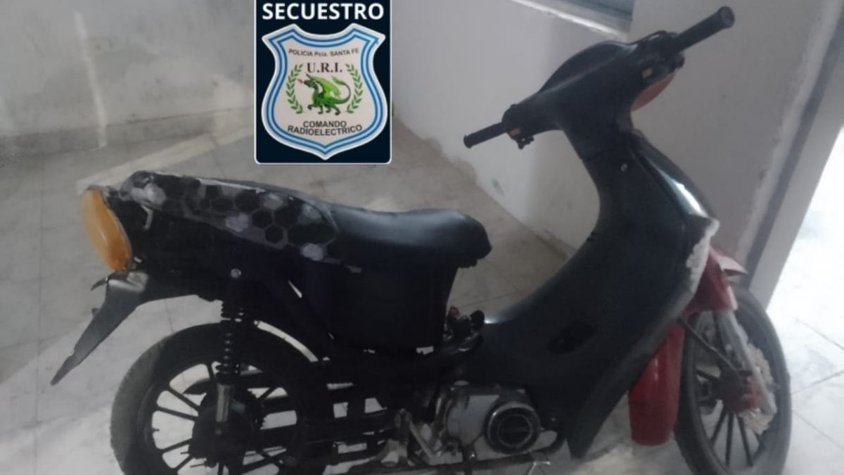 La moto que descartaron los delincuentes en su huida era robada. La moto que descartaron los delincuentes en su huida era robada.