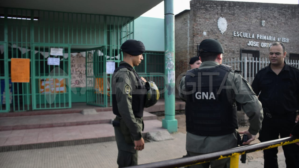 Personal de Gendarmería custodia el establecimiento de barrio Empalme Graneros.