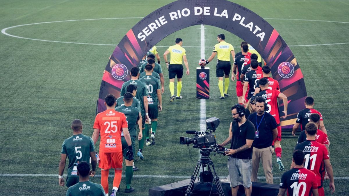 Colón ya está jugando ante Racing de Montevideo por la Serie Rio de la Plata.