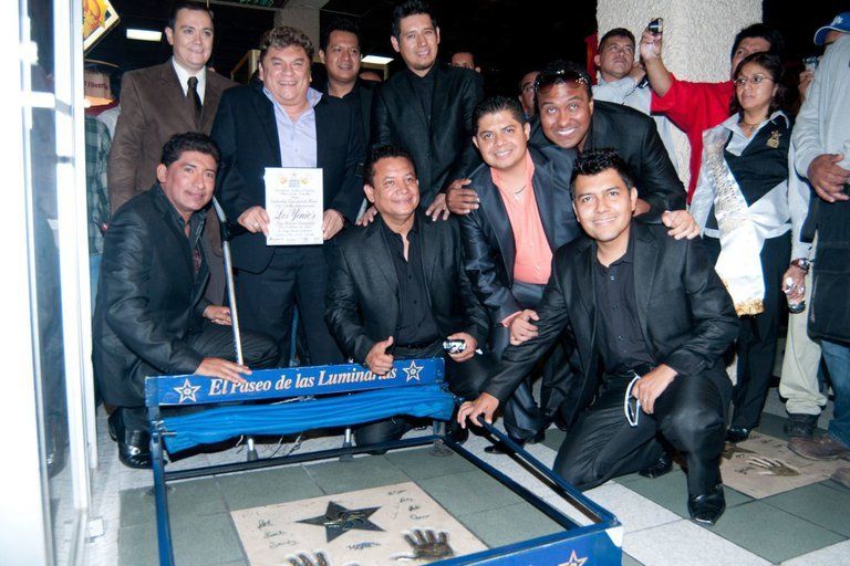 José Manuel Zamacona y los Yonics, asistieron a Plaza Galerias la tarde de hoy para develar las huellas de Bronce de dicha agrupación