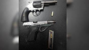 Santa Fe: la policía detuvo a una pareja que andaba en moto y descartó dos armas mientras intentaba escapar