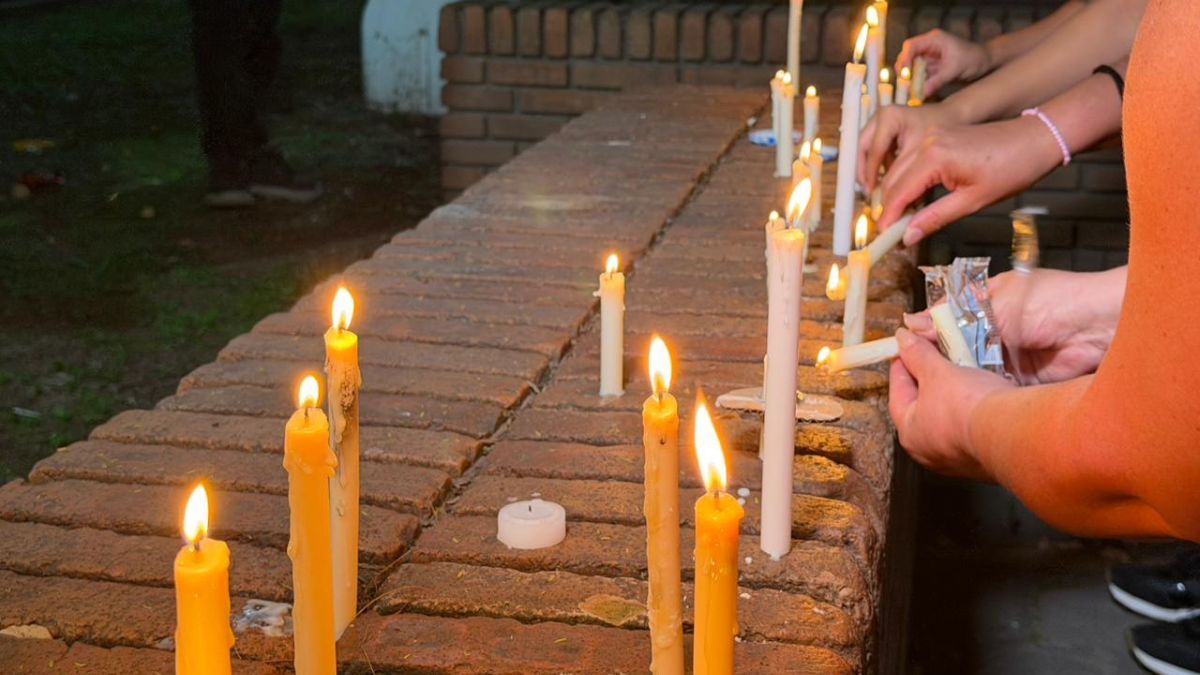 Tras el crimen de Ian, vecinos y alumnos de San Cristóbal prendieron velas en el frente de la escuela. Tras el crimen de Ian, vecinos y alumnos de San Cristóbal prendieron velas en el frente de la escuela.