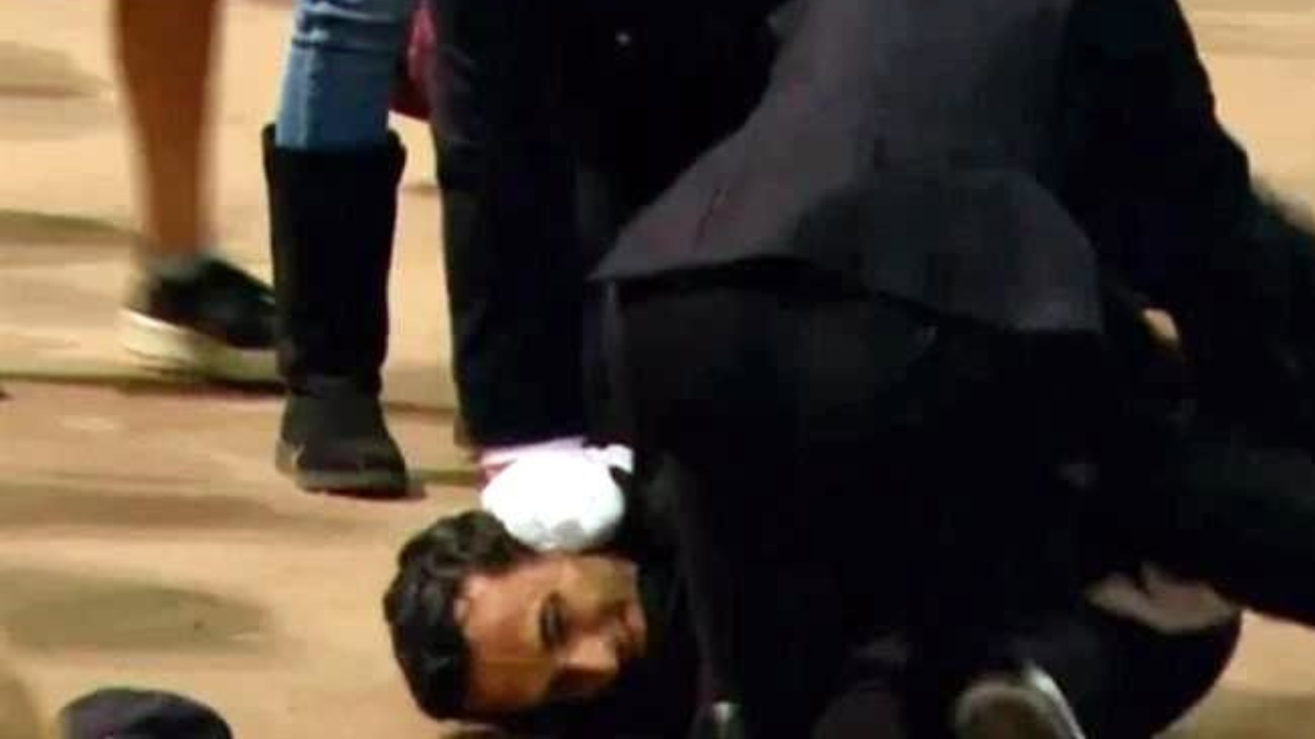 El hombre que se abalanzó sobre el féretro de la reina Isabel II fue reducido por los guardias.