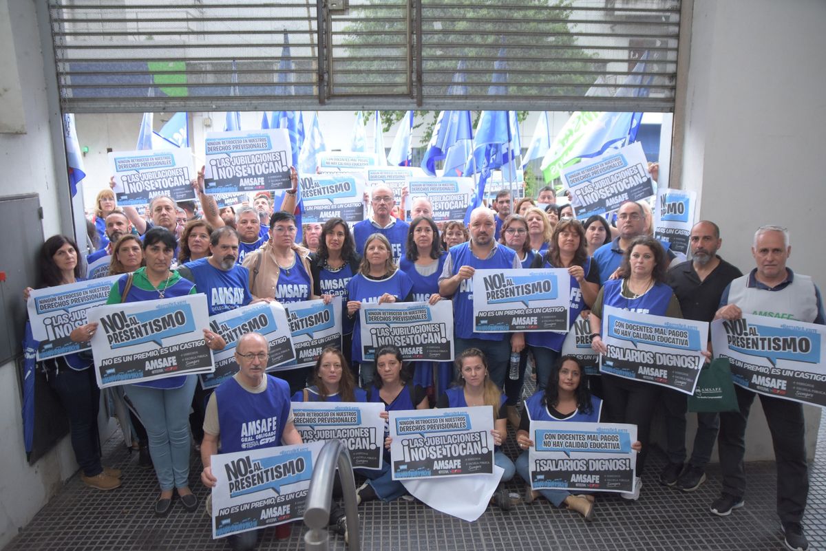 El Gobierno de Santa Fe aceita un sistema para saber qué docentes se adhieren a los paros y quiénes asisten a trabajar. El objetivo es no descontar los días a los que no acatan las medidas de fuerza. El Gobierno de Santa Fe aceita un sistema para saber qué docentes se adhieren a los paros y quiénes asisten a trabajar. El objetivo es no descontar los días a los que no acatan las medidas de fuerza.