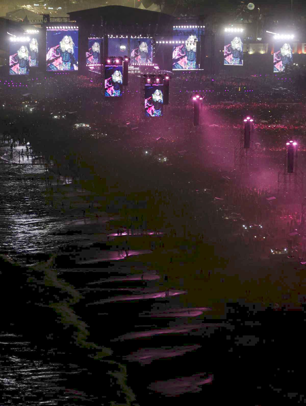 Un millón y medio de personas vieron a Madonna en la playa de Copacabana durante el concierto gratuito que sirvió como excusa para festejar las cuatro décadas de carrera de la estrella pop norteamericana. Un millón y medio de personas vieron a Madonna en la playa de Copacabana durante el concierto gratuito que sirvió como excusa para festejar las cuatro décadas de carrera de la estrella pop norteamericana.