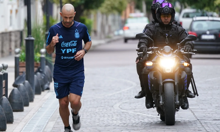 Javier Mascherano corrió 8 kilómetros para regresar a su hotel tras el entrenamiento de la Selección Argentina Sub 20. Javier Mascherano corrió 8 kilómetros para regresar a su hotel tras el entrenamiento de la Selección Argentina Sub 20.