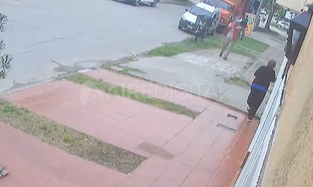 Risso al 2200. El momento en que el agente Olivares -de civil- le disparó al joven de 17 años. Risso al 2200. El momento en que el agente Olivares -de civil- le disparó al joven de 17 años.