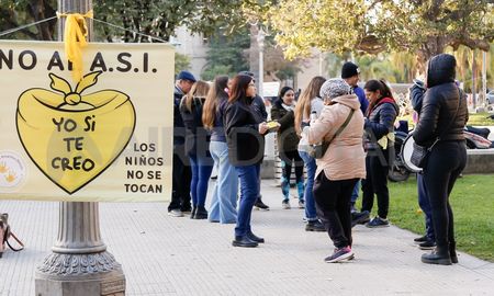 Mientras M. y su familia declaraban en el juicio, un grupo de personas se congregó en la plaza frente a Tribunales. Mientras M. y su familia declaraban en el juicio, un grupo de personas se congregó en la plaza frente a Tribunales.