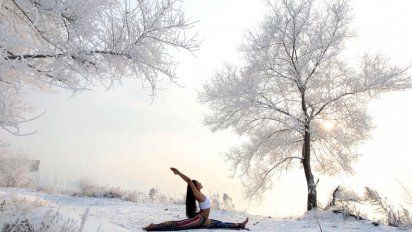 El yoga es una excelente opción para cuidar la piel en invierno