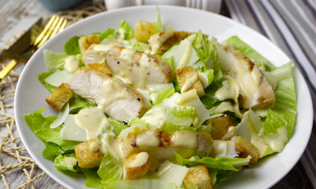La receta con solo 5 ingredientes para hacer la ensalada César con pollo más fresca y rica La receta con solo 5 ingredientes para hacer la ensalada César con pollo más fresca y rica