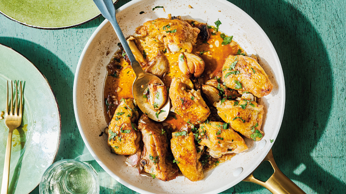 Pollo al ajillo con cebolla de verdeo: la sencilla receta de Pablo Massey para saborear en familia Pollo al ajillo con cebolla de verdeo: la sencilla receta de Pablo Massey para saborear en familia