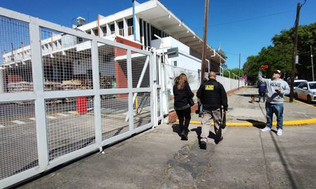 Ladrones ingresaron a la planta de la empresa Cotar en Rosario y se llevaron más de cuatro millones de pesos. Ladrones ingresaron a la planta de la empresa Cotar en Rosario y se llevaron más de cuatro millones de pesos.