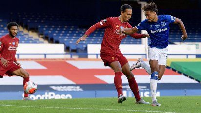 Liverpool igualó sin goles ante Everton y posterga su festejo en la Premier League