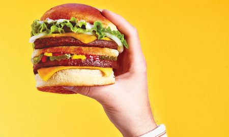 Recientemente, una famosa cadena de comida rápida lanzó la primera hamburguesa hecha a la parrilla pero de origen 100% vegetal, alternativa a la proteína animal. Recientemente, una famosa cadena de comida rápida lanzó la primera hamburguesa hecha a la parrilla pero de origen 100% vegetal, alternativa a la proteína animal.