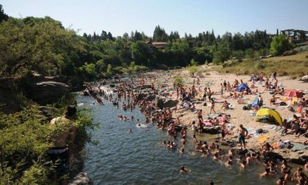 Playa Miami se destaca por sus aguas cristalinas y bancos de arena en Calamuchita. Playa Miami se destaca por sus aguas cristalinas y bancos de arena en Calamuchita.