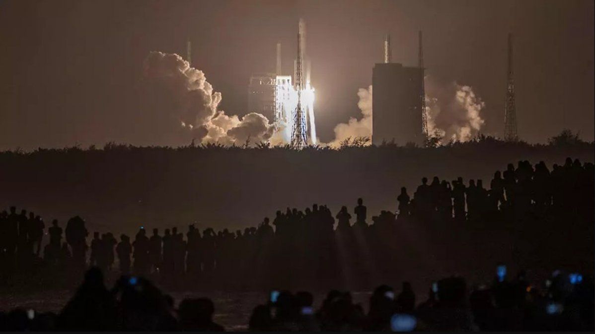 El cohete Larga Marcha 5 con el módulo lunar Change 5 chino despega del centro espacial de Wenchang