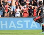 Jorge Benítez puso el 1-1 entre Colón y Huracán con un frentazo que venció la floja resistencia de Nicolás Campisi, arquero del Globo.