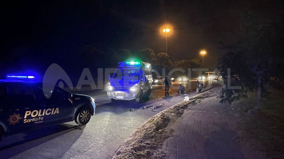 Un ciclista y un motociclista chocaron de frente a metros del acceso a la Circunvalación Oeste, el incidente se registró en sentido este-oeste, mano a Santo Tomé.