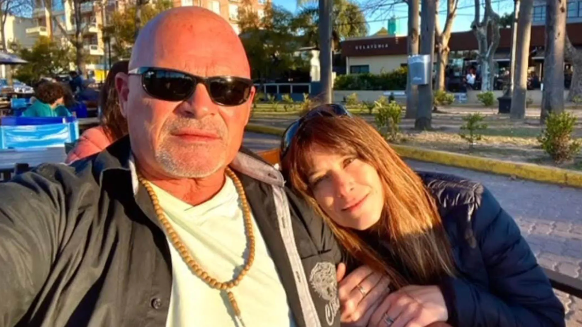 Ángeles Santiago, junto a su padre, Alfa.