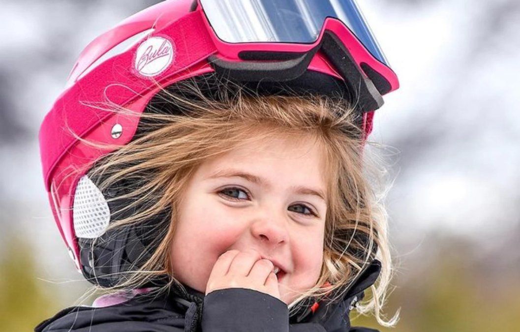 Chloe Insaurralde estrenó look esquí: total black y accesorios de colores