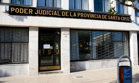 La Corte Suprema de Justicia de la Nación destrabó este jueves el conflicto abierto desde el año pasado entre los tres poderes del Estado en la provincia de Santa Cruz, declaró la validez de la ley por reforma judicial local. La Corte Suprema de Justicia de la Nación destrabó este jueves el conflicto abierto desde el año pasado entre los tres poderes del Estado en la provincia de Santa Cruz, declaró la validez de la ley por reforma judicial local.